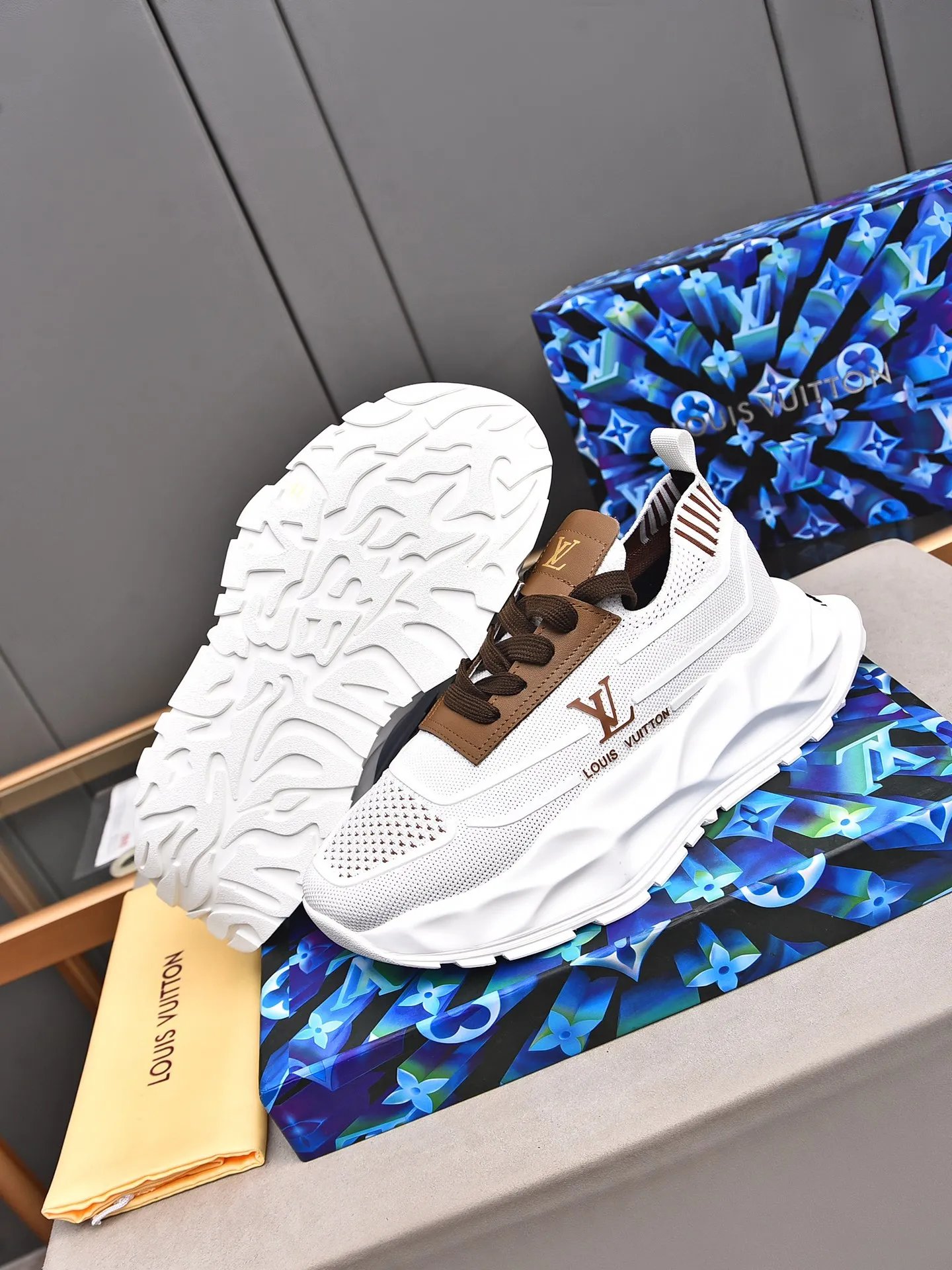 Men's shoes 💰500 LV high-end hot model 👍 Counter 1 design. The face is made of high-elastic fly knit + cowhide + imported glue! TPU outsole is easy to put on, light, comfortable and elastic, trendy and fashionable! ! ! 💪Multiple colors to choose from! Code number: 38-44 (45 46 customized)